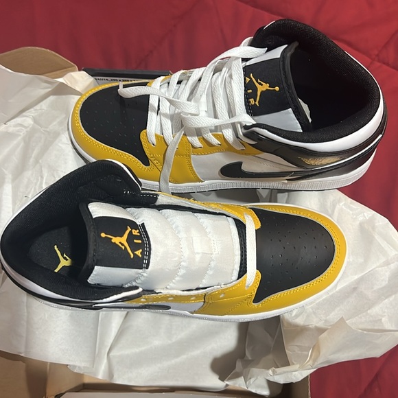 New Jordans!!💛🖤 - Picture 2 of 7